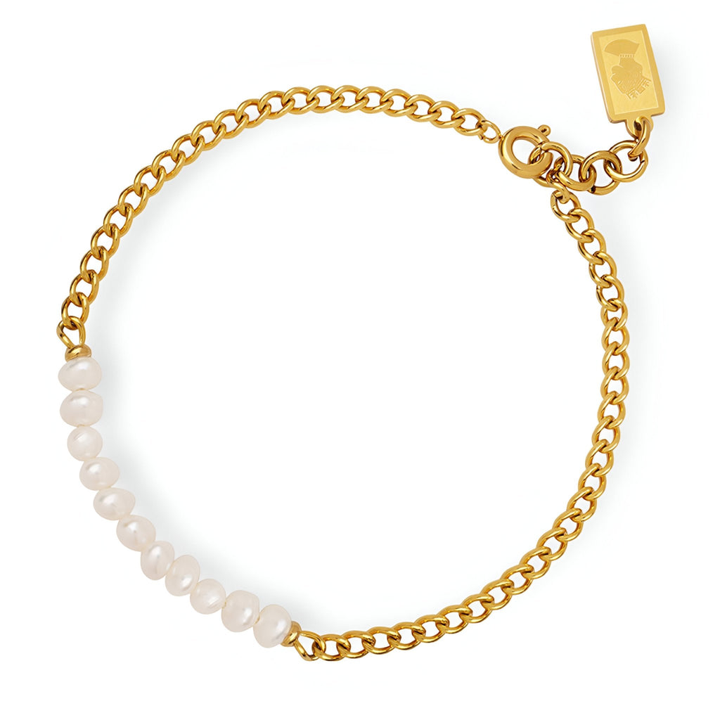 Bracelet en titane plaqué or 18 carats avec une rangée de perles naturelles blanches et chaîne fine dorée.