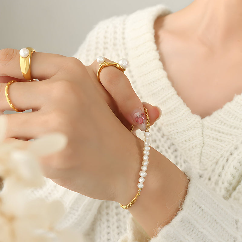 Bracelet en titane plaqué or 18 carats orné de perles blanches naturelles, style délicat.