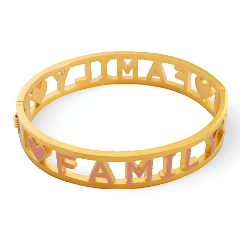 Bracelet rigide en titane plaqué or 18 carats avec inscription "Family" ajourée et cœur rose.