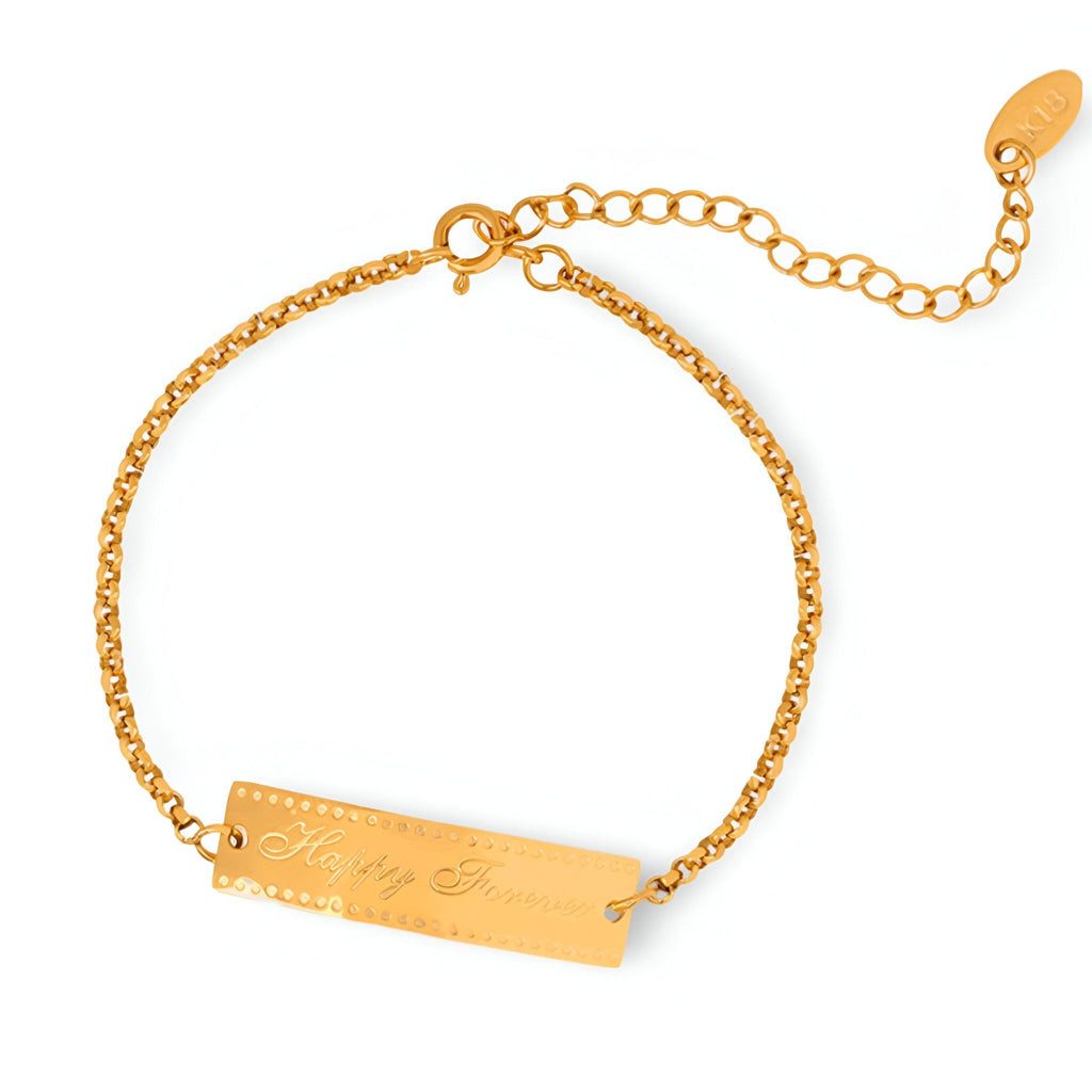 Bracelet or plaqué 18 carats avec plaque gravée et chaîne fine réglable.