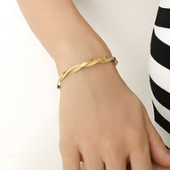 Bracelet femme en titane plaqué or 18 carats avec maille enroulée élégante.