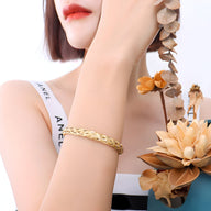 Bracelet femme en titane plaqué or 18 carats, maille spiga fine et brillante.