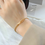 Bracelet fin en titane plaqué or 18 carats avec mailles alternées, style élégant modèle Chloé.