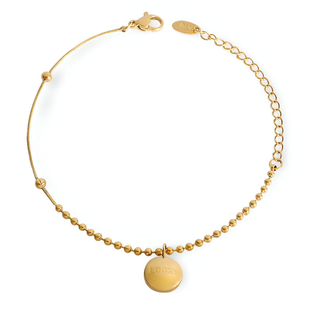 Bracelet fin en perles dorées avec médaille ronde lisse gravée Lucky, fermoir mousqueton.