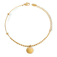 Bracelet fin en perles dorées avec médaille ronde lisse gravée Lucky, fermoir mousqueton.