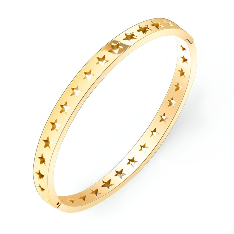 Bracelet rigide en titane plaqué or 18 carats avec motif d'étoiles creuses ajourées.