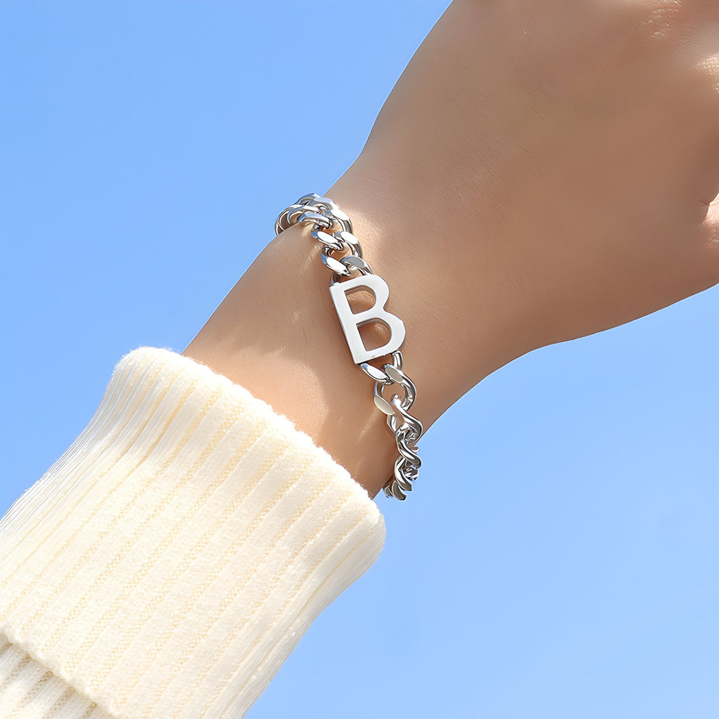 Bracelet en titane argenté avec motif lettre "B", chaîne maille épaisse, style moderne.