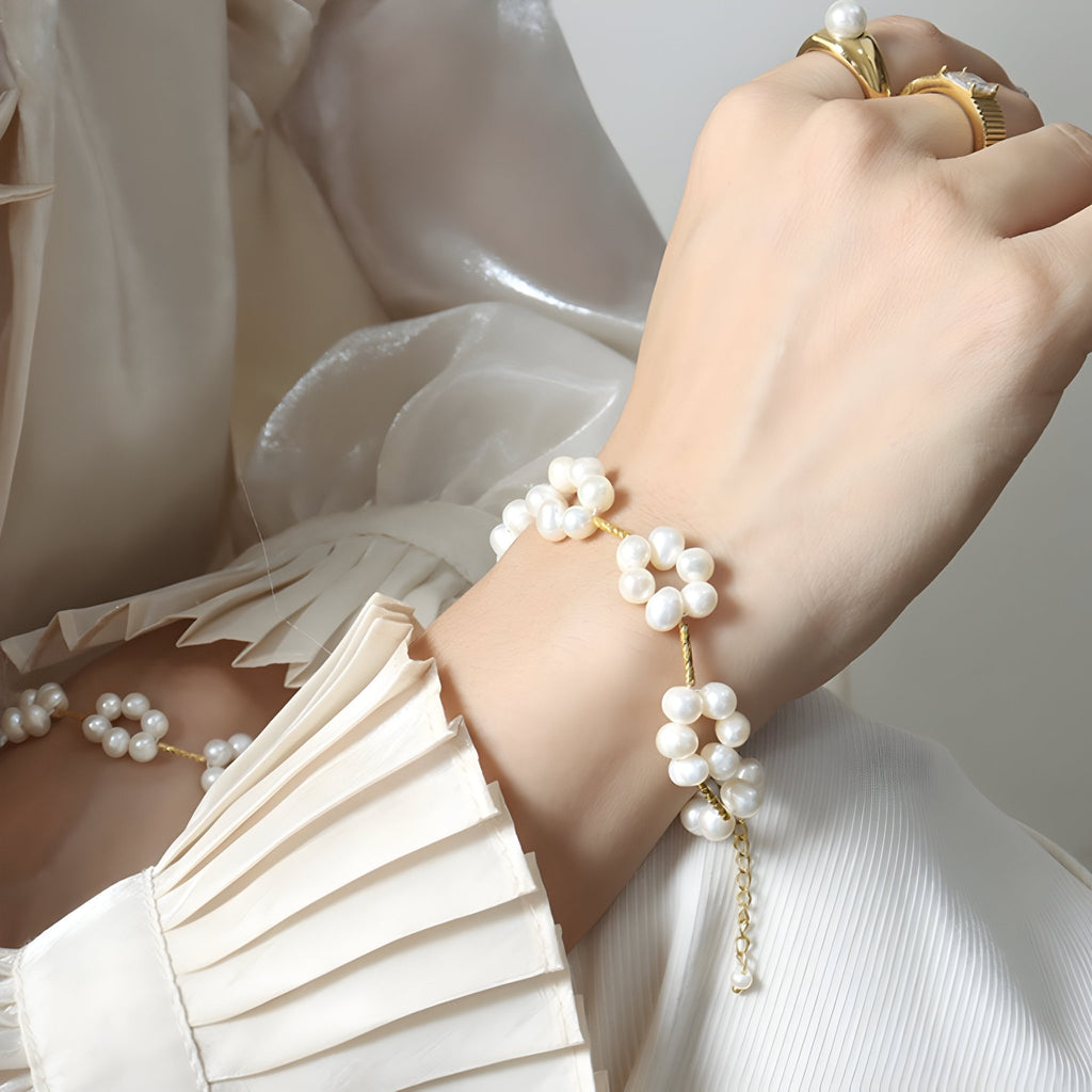 Bracelet en titane plaqué or 18 carats avec perles naturelles formant des fleurs, style élégant.