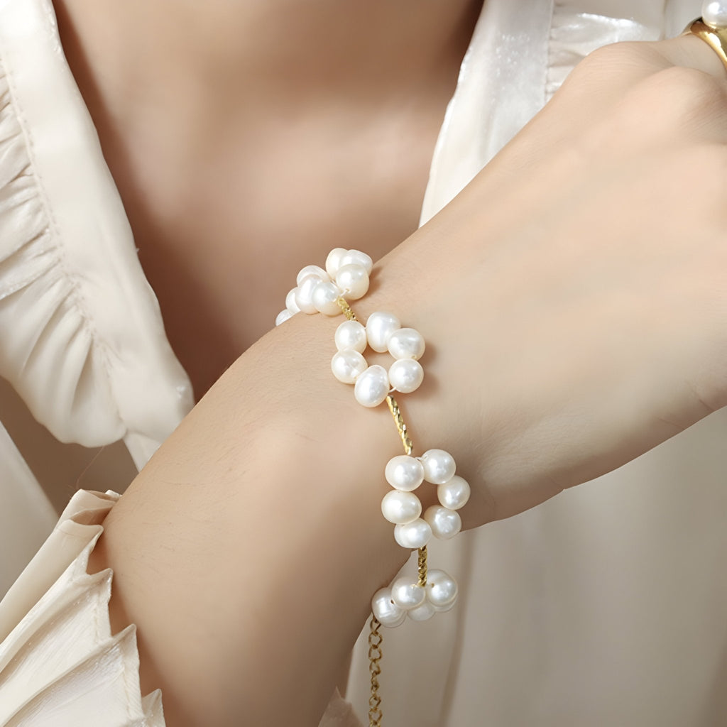 Bracelet fin plaqué or 18 carats avec fleurs en perles naturelles blanches, style délicat féminin.