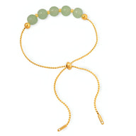 Bracelet réglable en titane plaqué or avec sept pierres épaisses de jade vert clair.