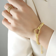 Bracelet doré en titane, maille chaîne épaisse avec motif cœur ajouré, fermoir réglable.
