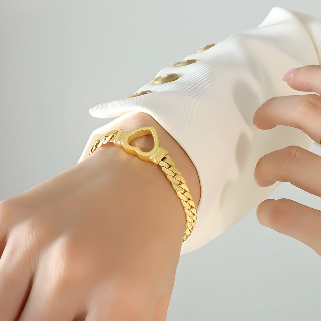 Bracelet en titane plaqué or à maille avec motif cœur, style délicat et élégant.