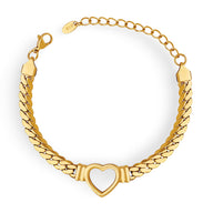 Bracelet en maille fine plaqué or avec cœur creux au centre et fermoir mousqueton.