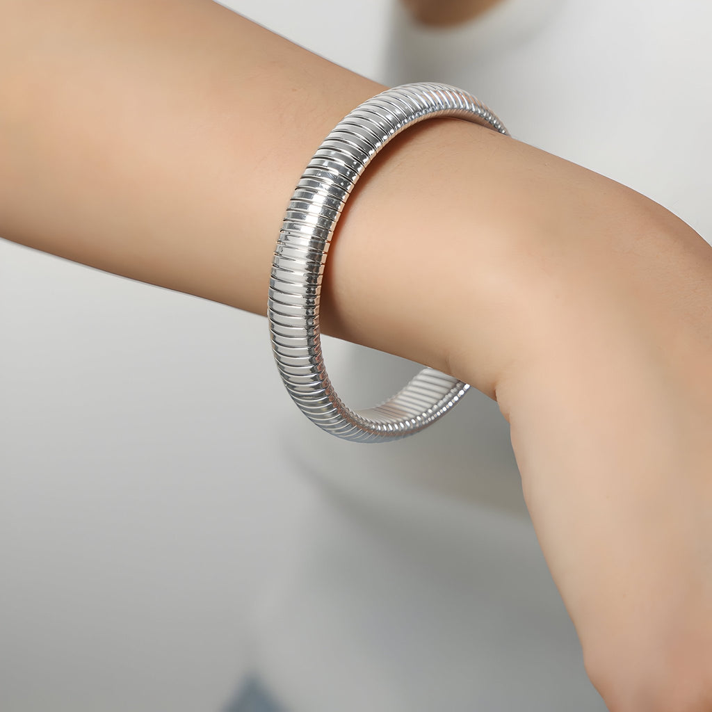 Bracelet jonc flexible en titane plaqué argent avec texture nervurée moderne.