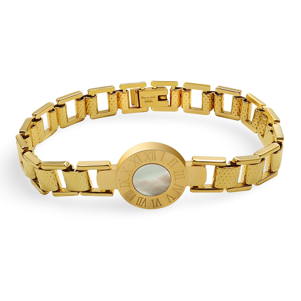 Bracelet en titane plaqué or avec cadran rond orné de chiffres romains et maillons rectangulaires texturés.