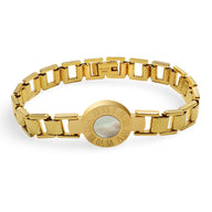 Bracelet en titane plaqué or avec cadran rond orné de chiffres romains et maillons rectangulaires texturés.