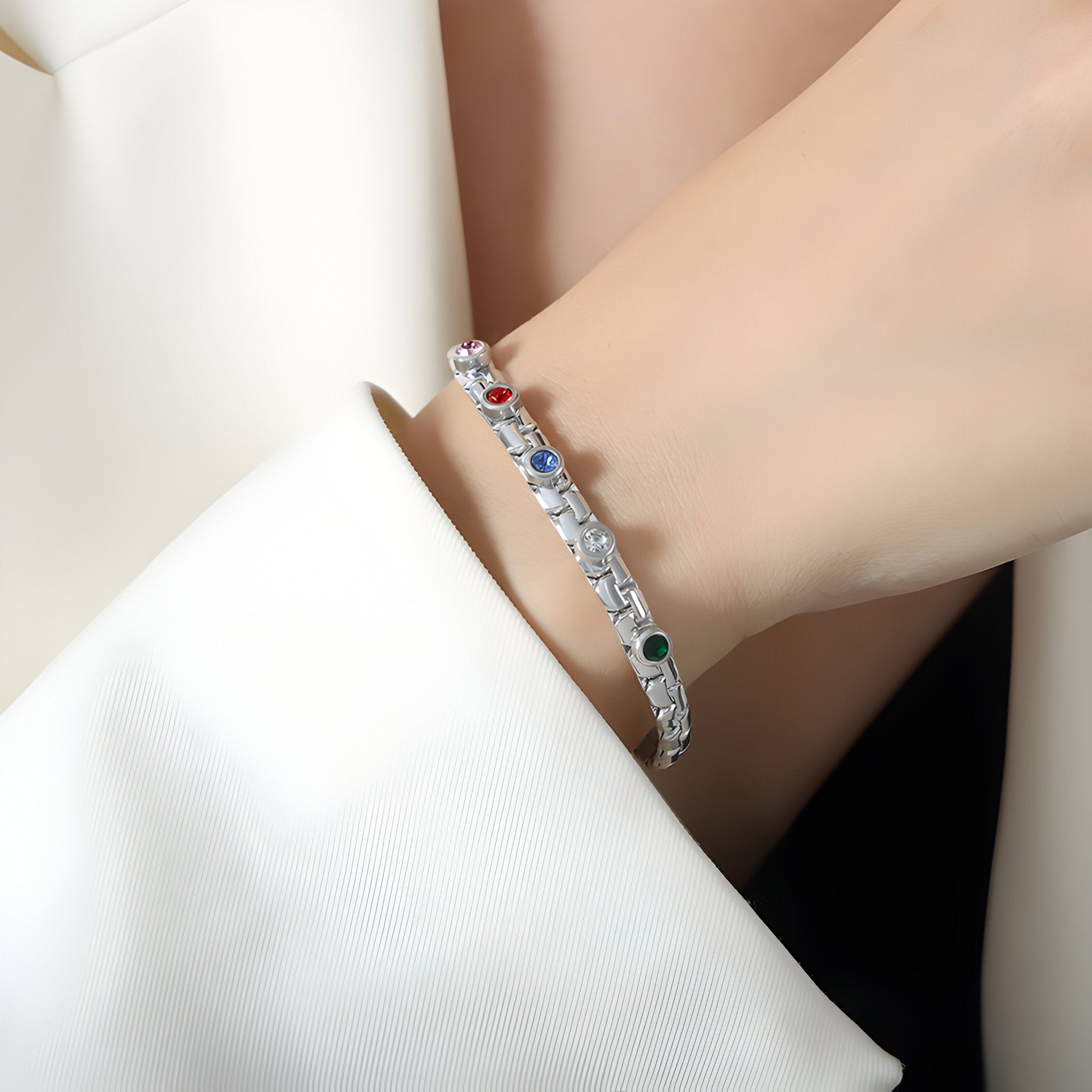 Bracelet en titane plaqué or incrusté de pierres de zircons colorées, modèle Daisy - La Boutique du Bracelet