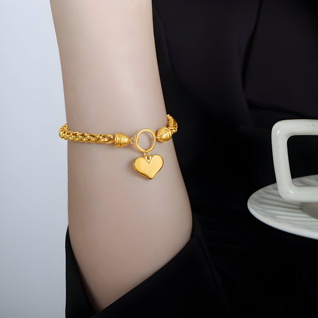 Bracelet en titane plaqué or à maille torsadée avec pendentif cœur doré, modèle Estelle.