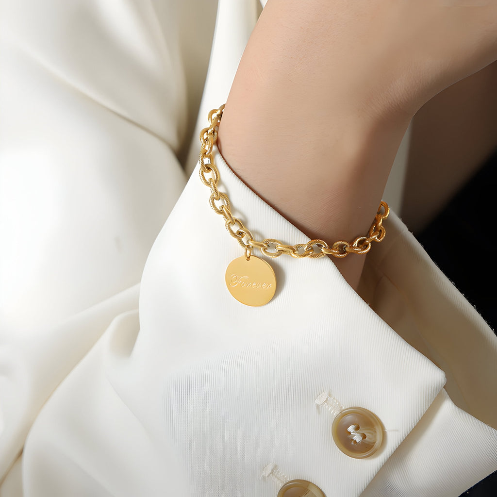 Bracelet en titane plaqué or avec chaîne épaisse et médaillon rond gravé "Forever".