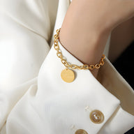 Bracelet en titane plaqué or avec chaîne épaisse et médaillon rond gravé "Forever".