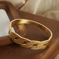 Bracelet jonc en titane plaqué or avec chaîne plate gravée, finition brillante et mate.