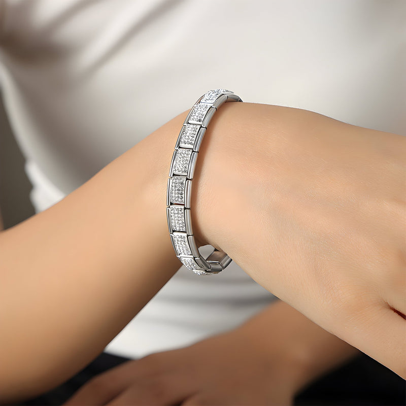 Bracelet en titane argenté avec maillons carrés ornés de zircones étincelantes, style élégant féminin.