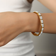 Bracelet rigide en titane plaqué or avec pavé de zircones carrées brillantes, modèle Alice.