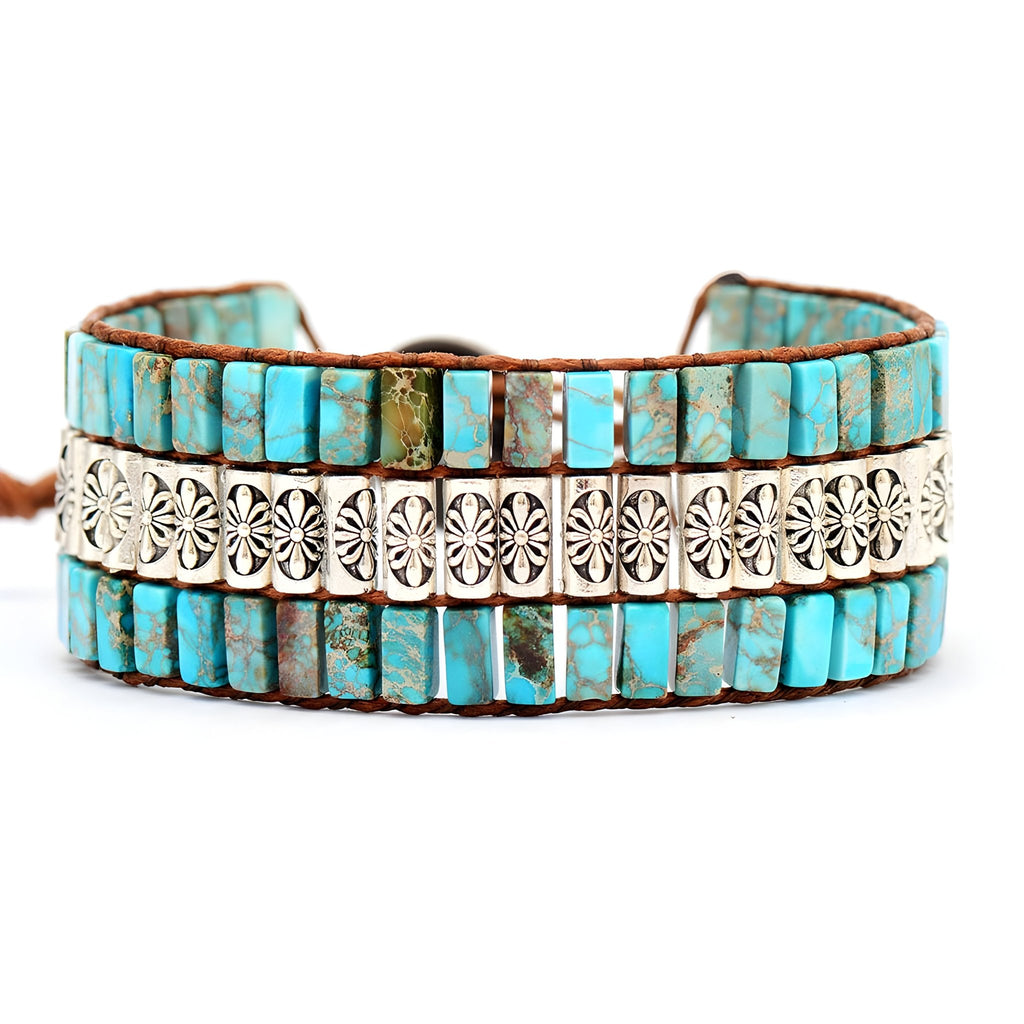 Bracelet multi-rangs femme en pierres turquoises carrées bleu turquoise avec motif floral métallique argenté.