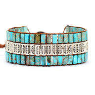 Bracelet multi-rangs femme en pierres turquoises carrées bleu turquoise avec motif floral métallique argenté.