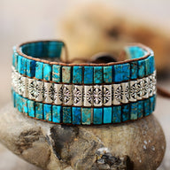Bracelet multi-rangs femme en turquoises bleues avec motifs floraux argentés, style bohème chic.