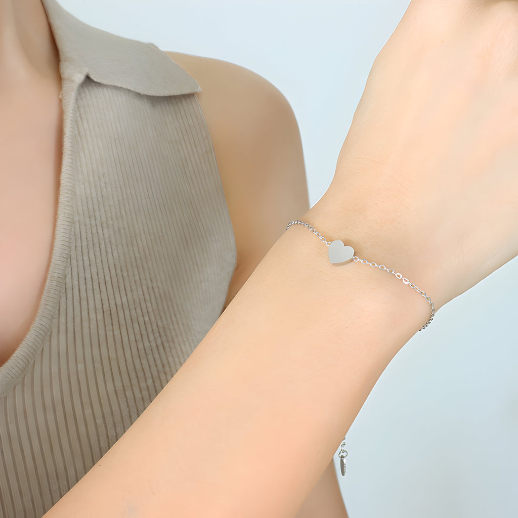 Bracelet fin en titane plaqué argent avec petit motif cœur délicat sur chaîne fine.