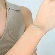 Bracelet fin en titane plaqué argent avec petit motif cœur délicat sur chaîne fine.