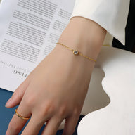 Bracelet fin en titane plaqué or avec diamant central, chaîne délicate pour femme.