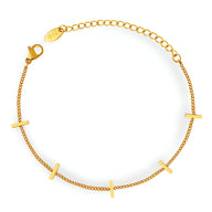 Bracelet fin en titane plaqué or avec trois barres verticales minimalistes et chaîne délicate.