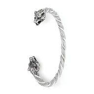 Bracelet jonc en acier inoxydable argenté torsadé avec têtes de loup détaillées aux extrémités.