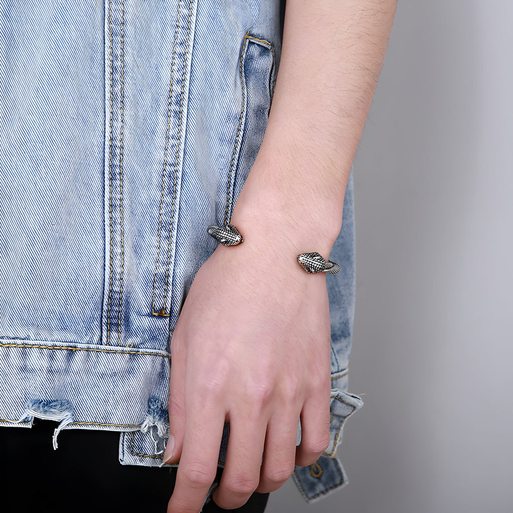 Bracelet jonc argent en acier inoxydable avec double têtes de serpent sculptées, style moderne.