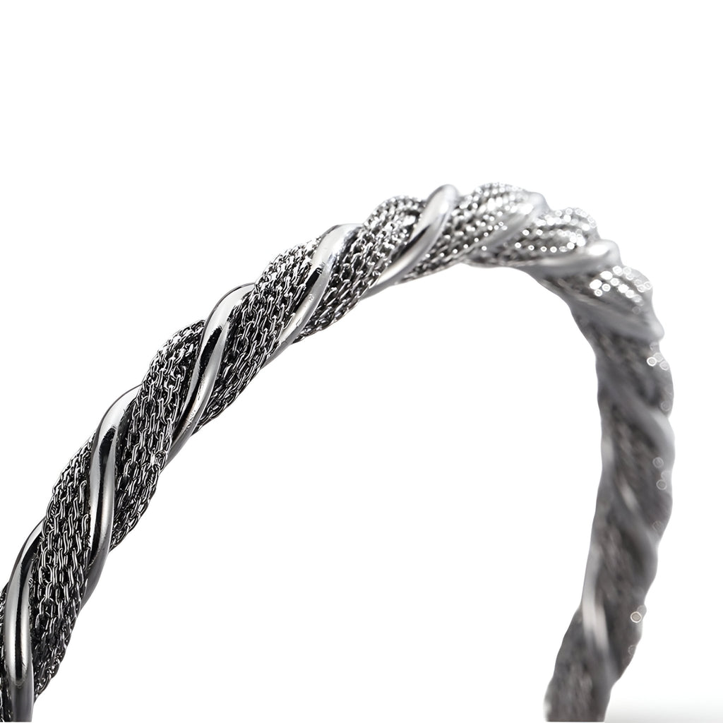 Bracelet jonc argenté en acier inoxydable tressé avec deux têtes de serpent détaillées.