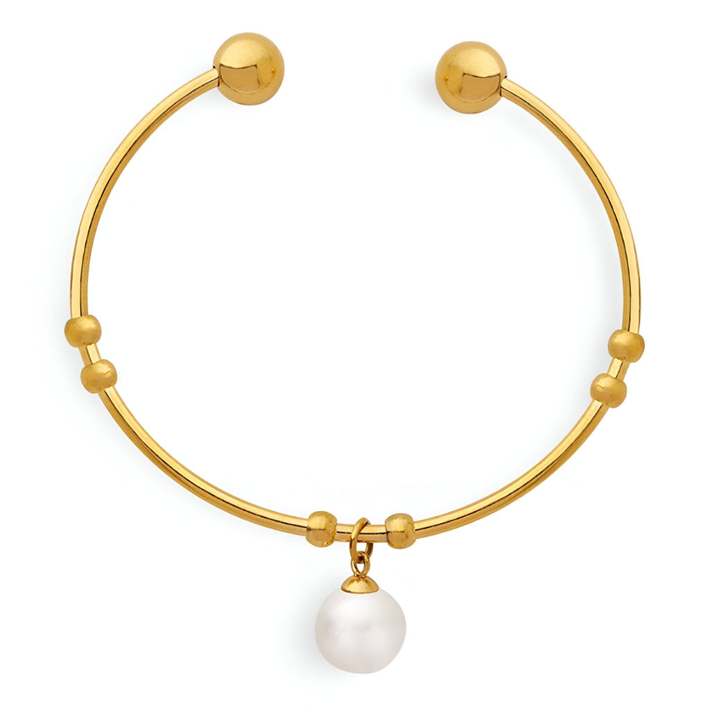 Bracelet jonc en titane plaqué or avec perle blanche ronde suspendue et détails boules dorées.