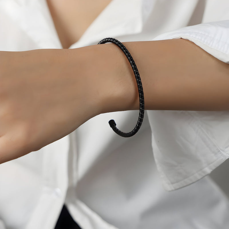 Bracelet jonc fin en titane plaqué noir avec texture tressée élégante pour femme.