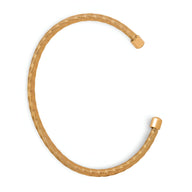 Bracelet jonc fin en titane plaqué or avec texture rayée et extrémités lisses arrondies.