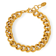 Bracelet maille cubaine épaisse en titane plaqué or avec fermoir mousqueton et chaînette ajustable.