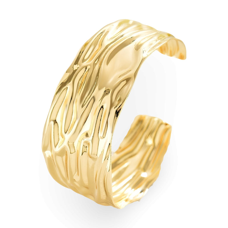 Bracelet manchette en or jaune avec design texturé ondulé et finition brillante.
