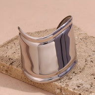 Bracelet manchette en acier inoxydable argenté à finition miroir, design large et incurvé, modèle Eulalie.