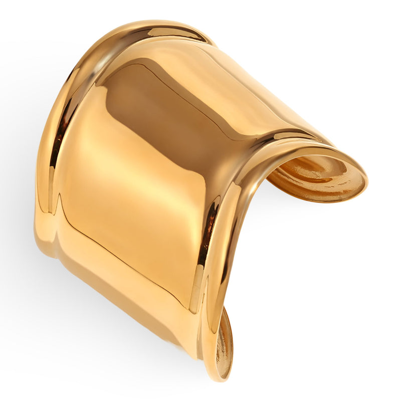 Bracelet manchette en acier inoxydable doré, finition lisse et brillante, design large et incurvé.