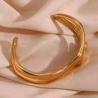 Bracelet manchette en or brillant en forme de buste de femme, design sculptural et moderne.