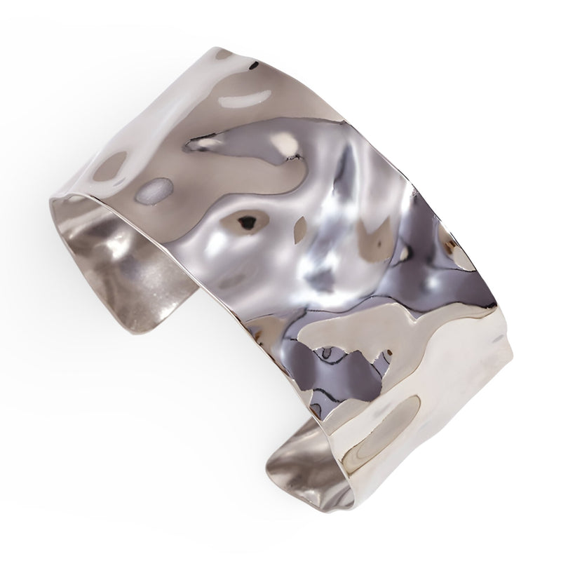 Bracelet manchette ondulé en acier inoxydable argenté avec surface miroir texturée.