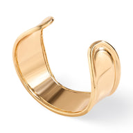 Bracelet manchette homme en métal doré, finition lisse et brillante, design ouvert et incurvé.