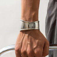 Bracelet manchette homme large en argent poli effet miroir éclatant.