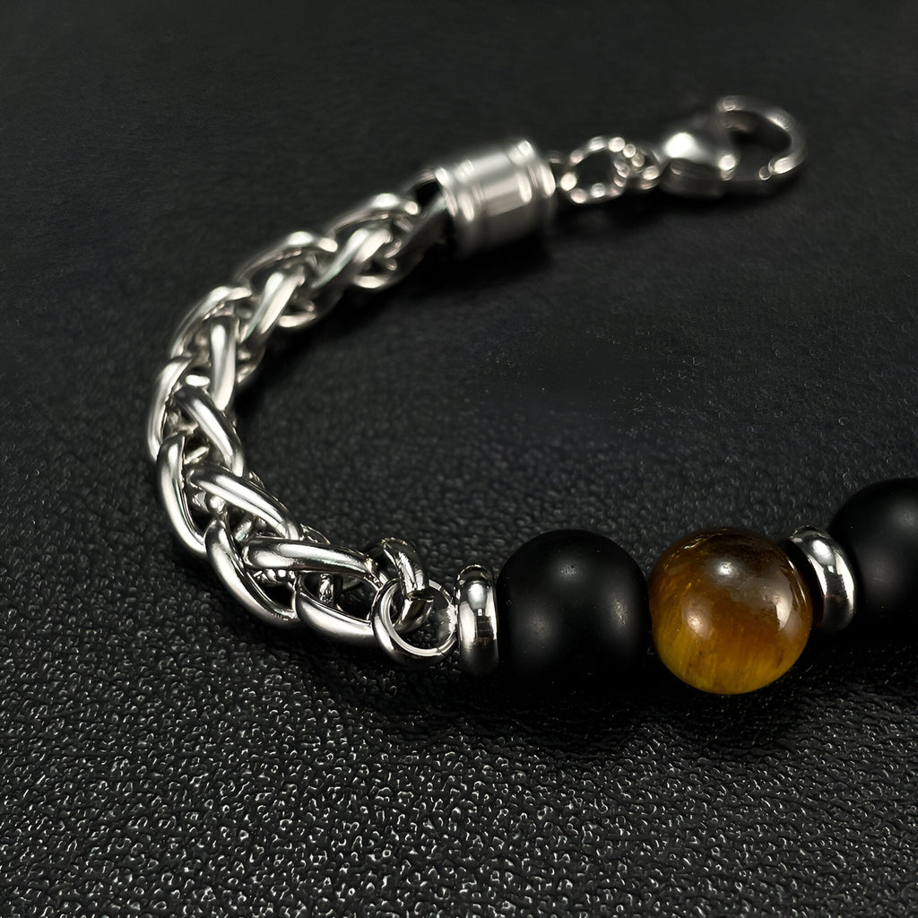 Bracelet homme chaîne acier avec perles noires mates et œil de tigre brun, tête de loup en métal.