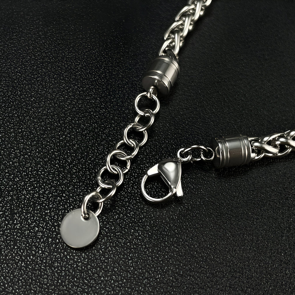 Bracelet homme chaîne argentée avec fermoir mousqueton et pendentif rond lisse en acier.